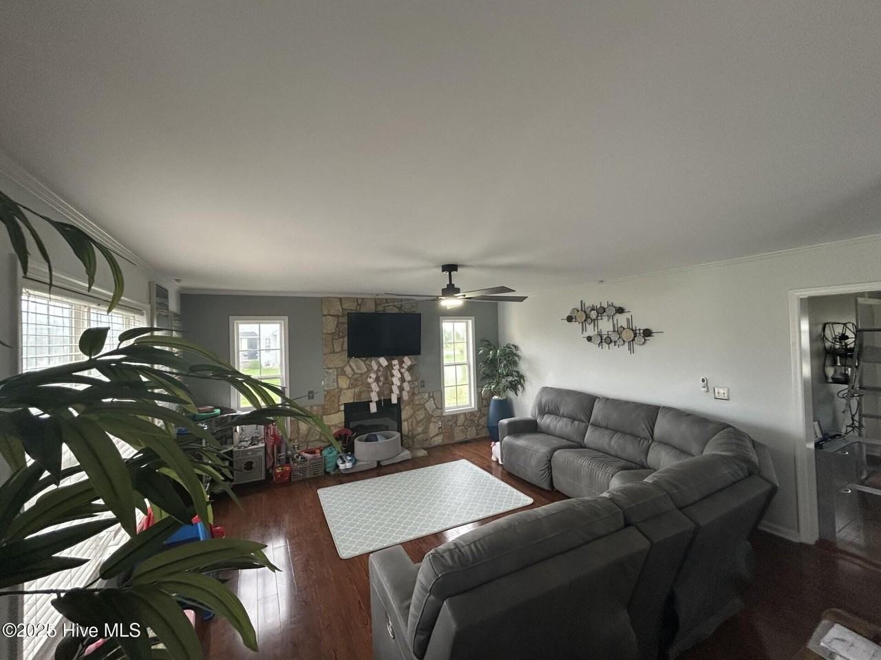 303 Queenswood Blvd - Photo 3 of 23