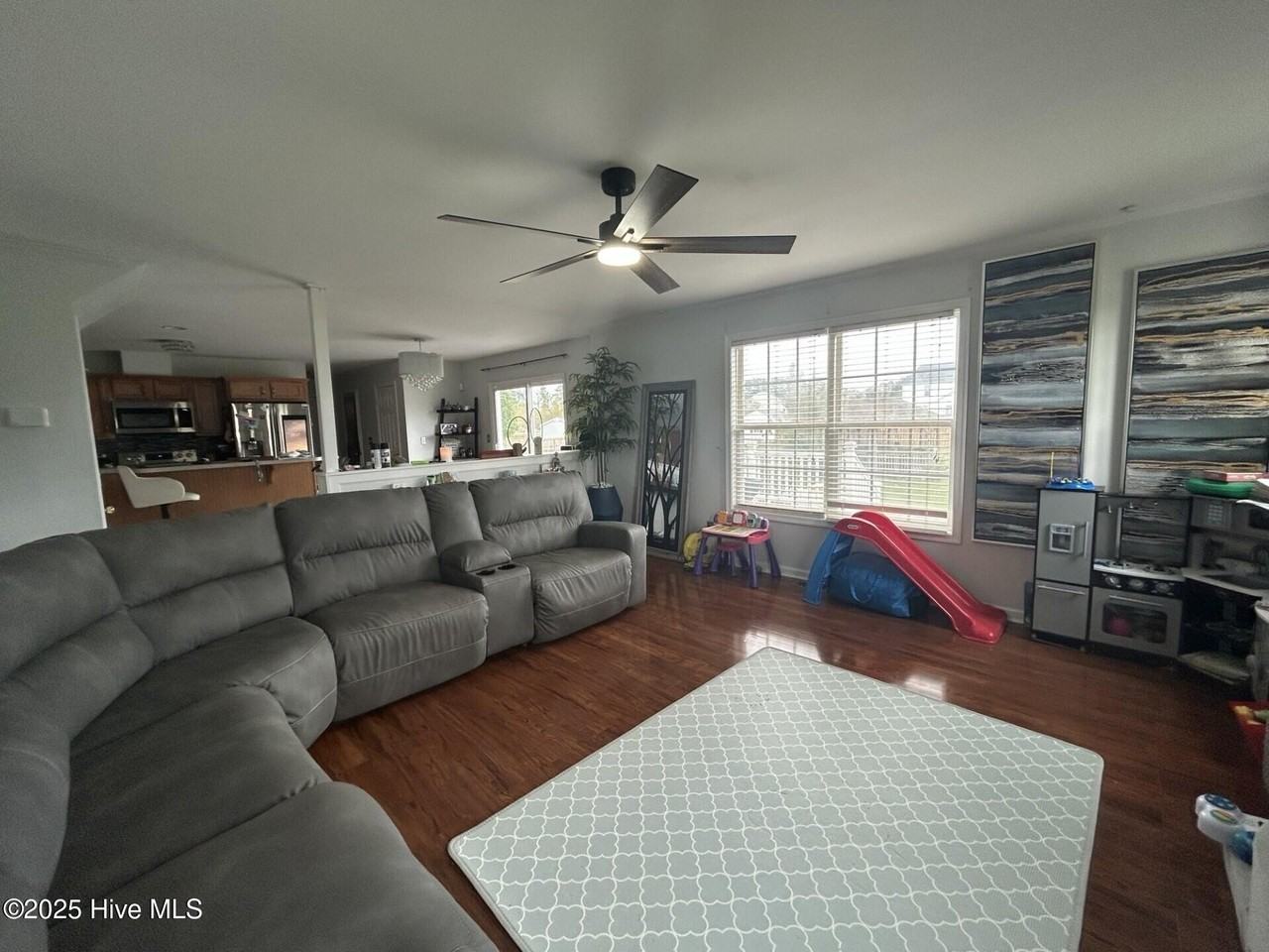 303 Queenswood Blvd - Photo 4 of 23