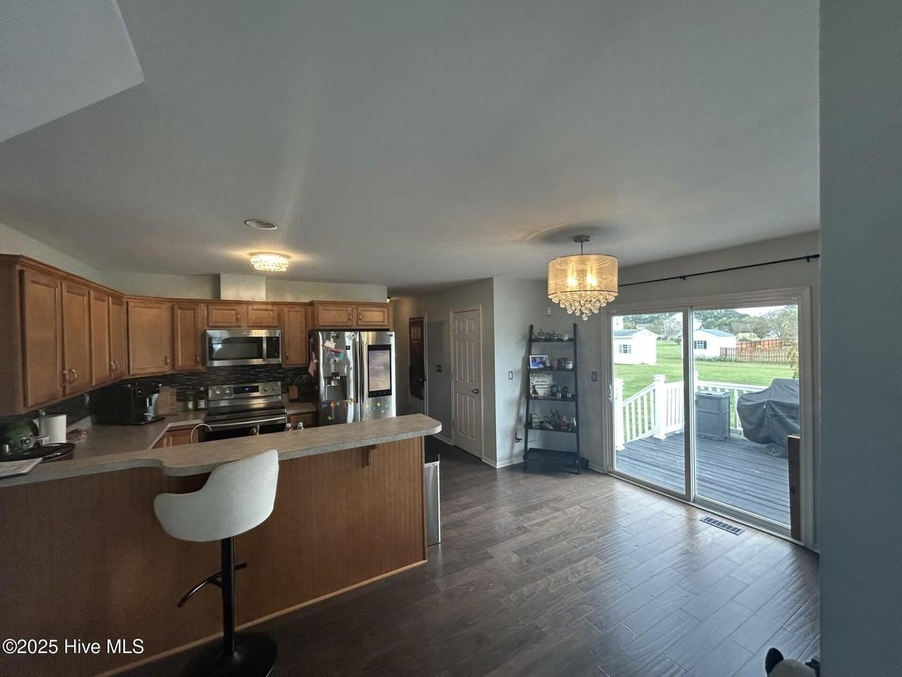 303 Queenswood Blvd - Photo 6 of 23