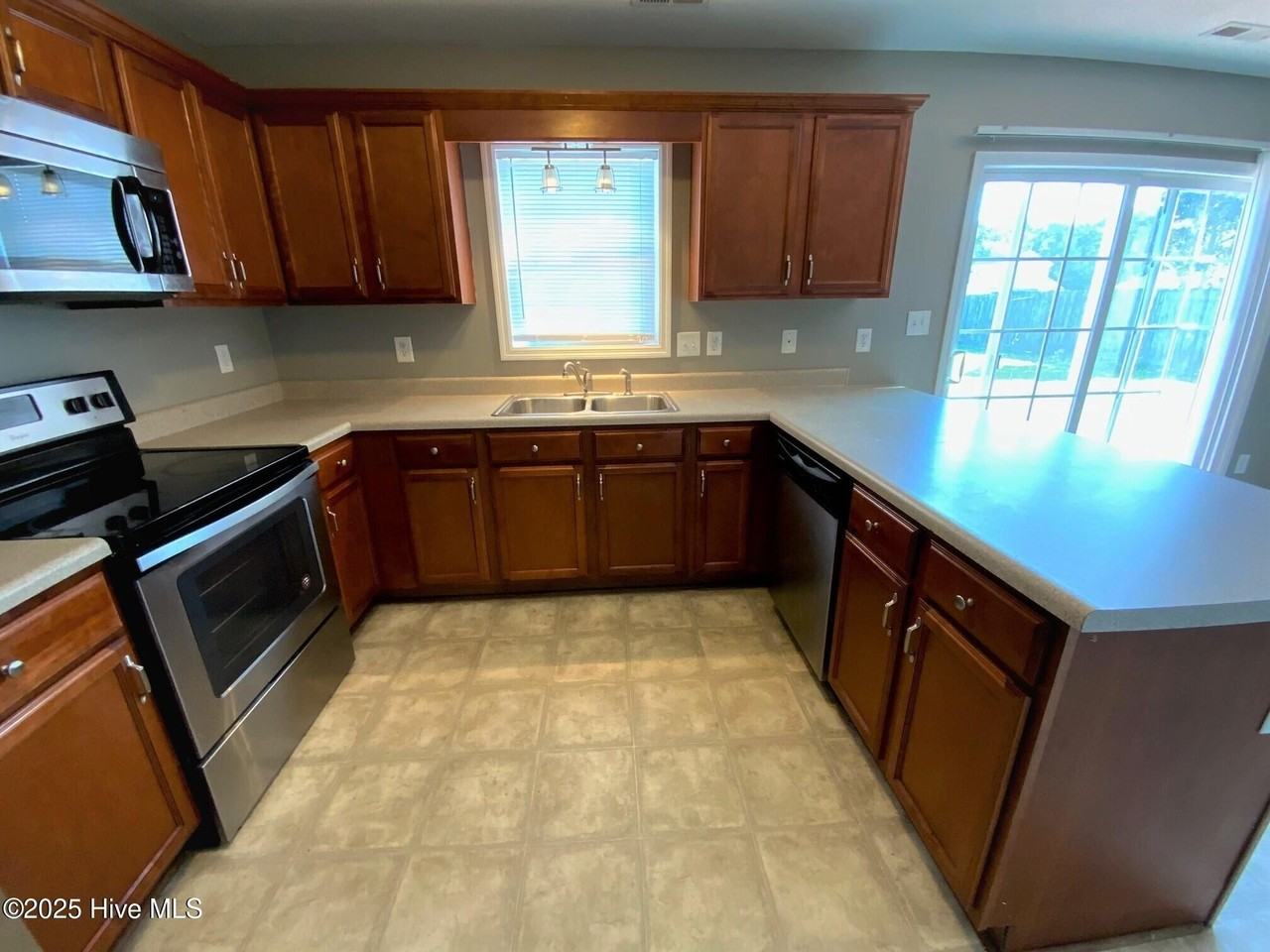 302 Mann St - Photo 5 of 24