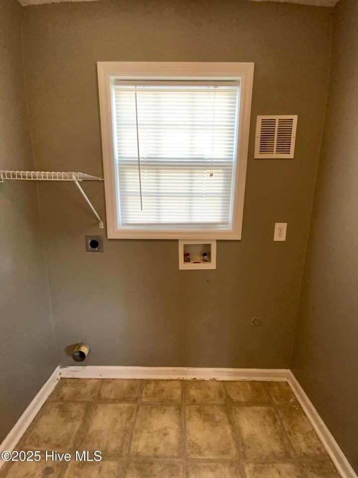 302 Mann St - Photo 7 of 24