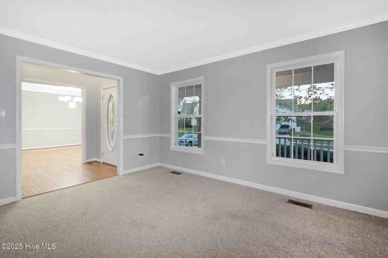 102 Huntington Ct - Photo 3 of 38