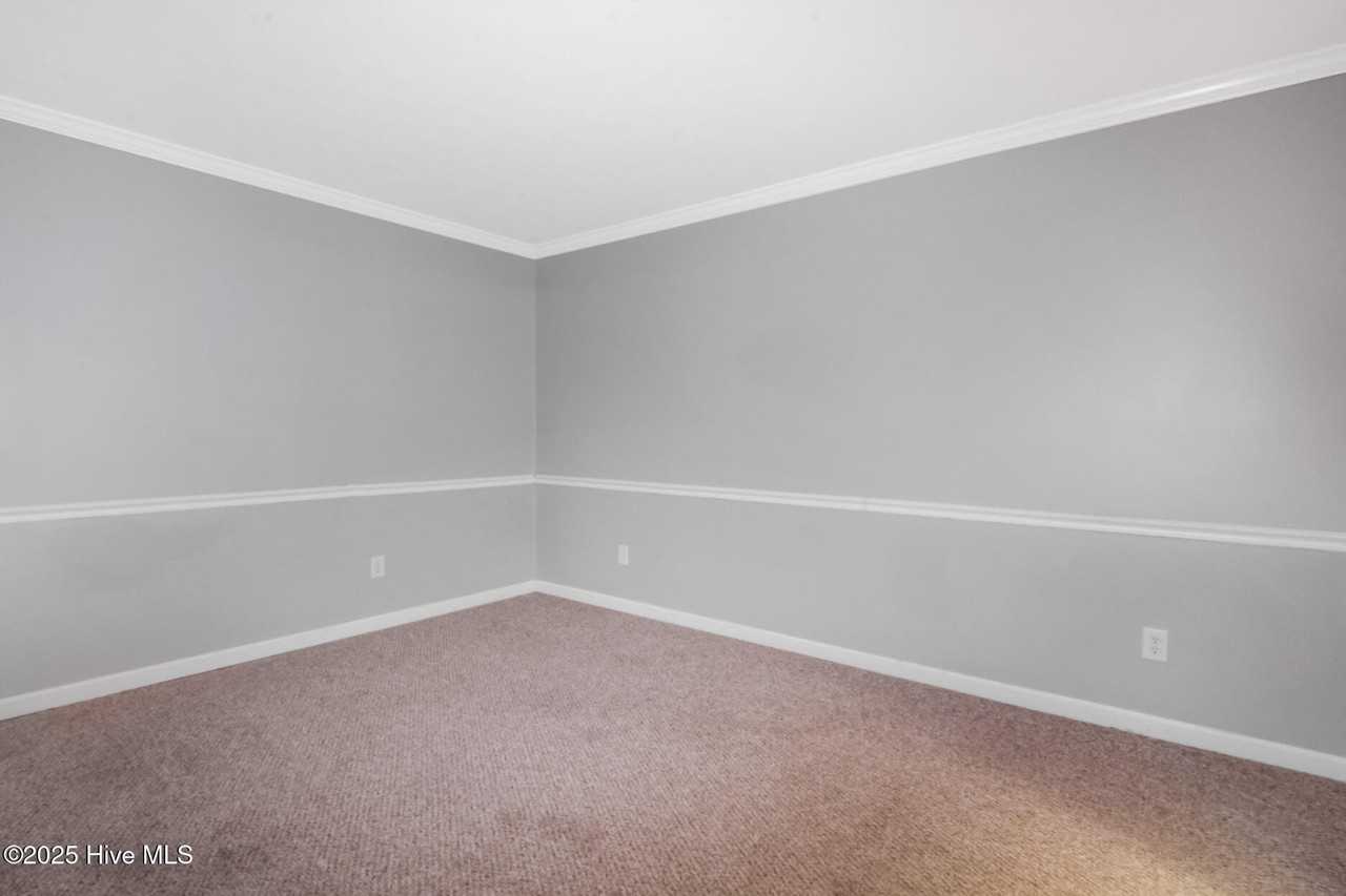 102 Huntington Ct - Photo 4 of 38