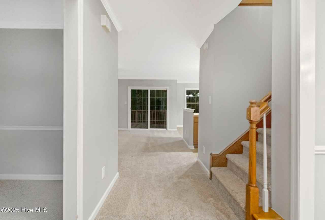 102 Huntington Ct - Photo 5 of 38