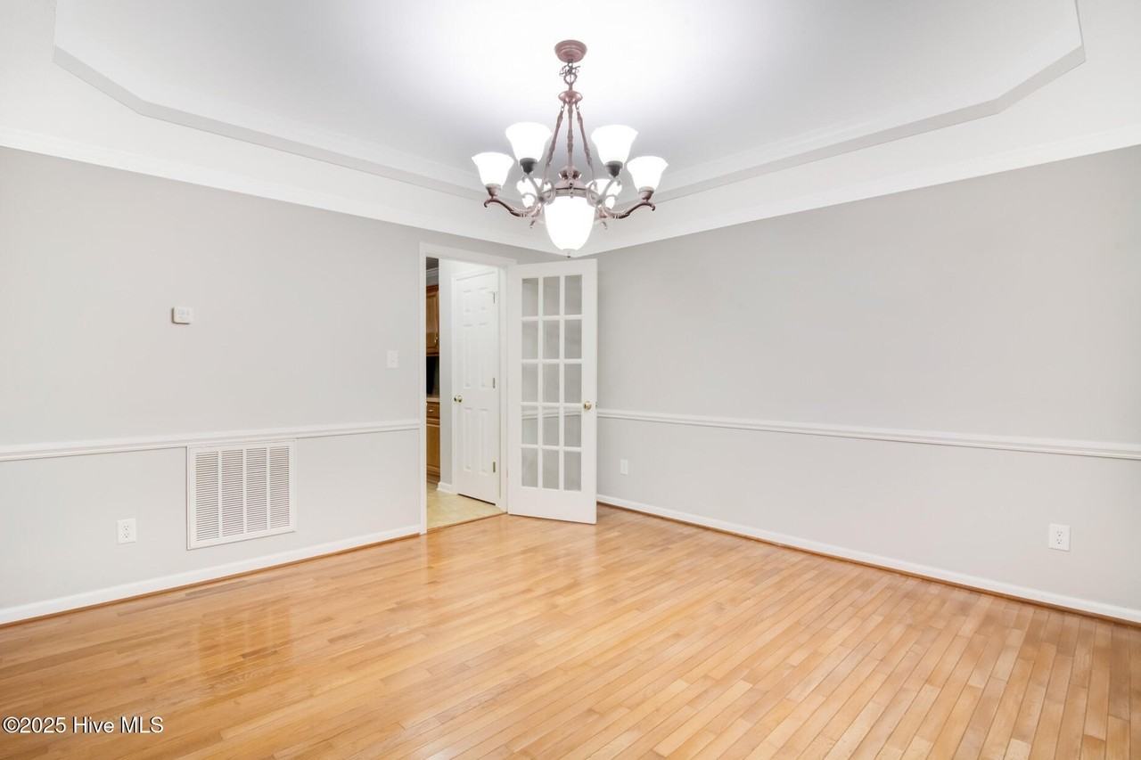 102 Huntington Ct - Photo 6 of 38