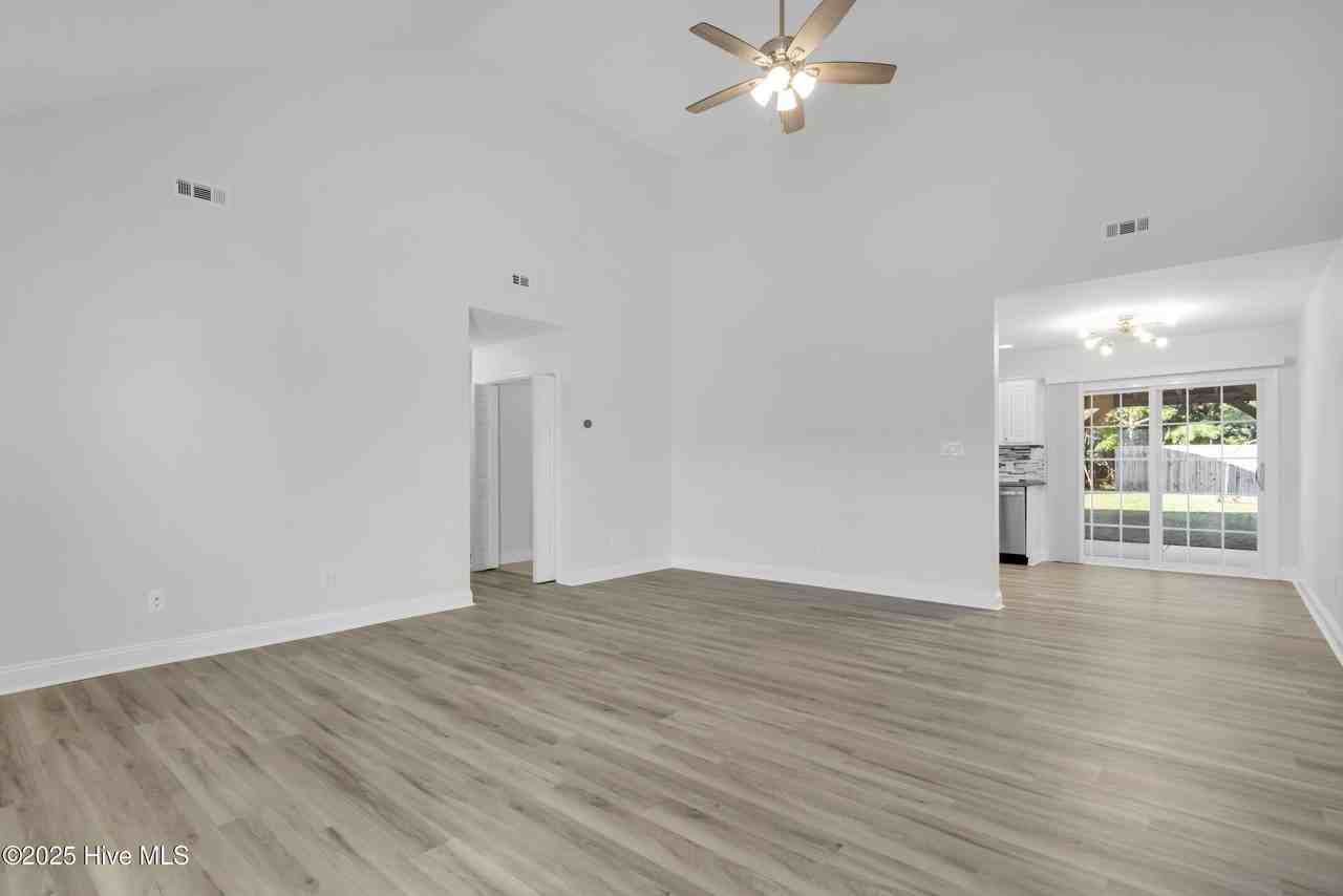 204 Two Oaks Ct - Photo 2 of 30