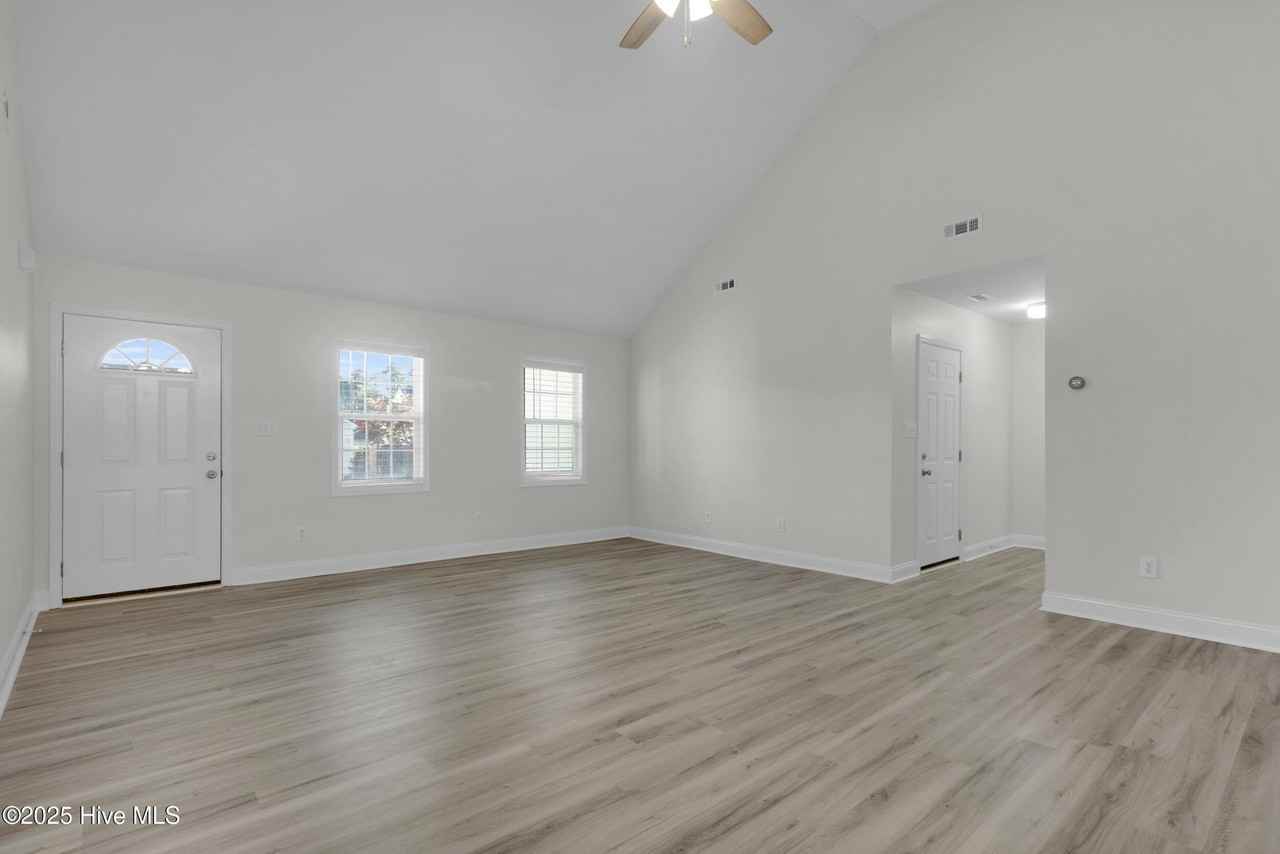 204 Two Oaks Ct - Photo 3 of 30