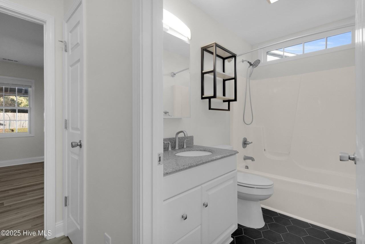 204 Two Oaks Ct - Photo 6 of 30