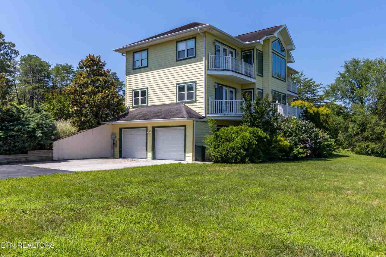 2084 Allenridge Dr - Photo 2 of 50