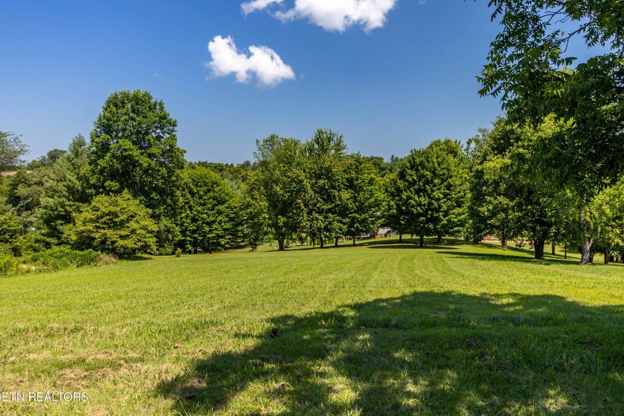 2084 Allenridge Dr - Photo 3 of 50