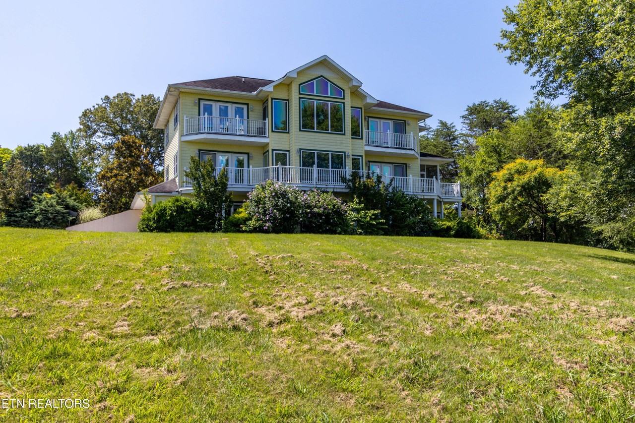 2084 Allenridge Dr - Photo 4 of 50