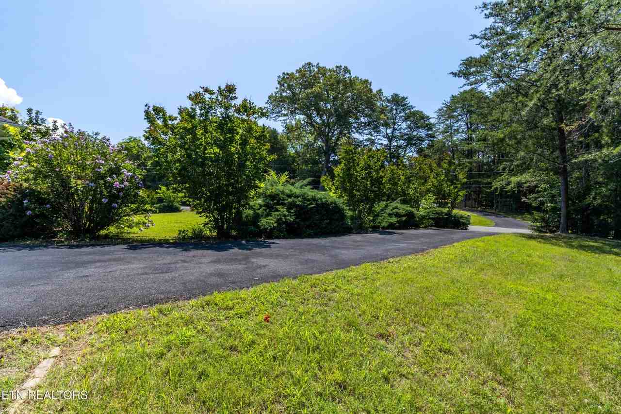 2084 Allenridge Dr - Photo 6 of 50