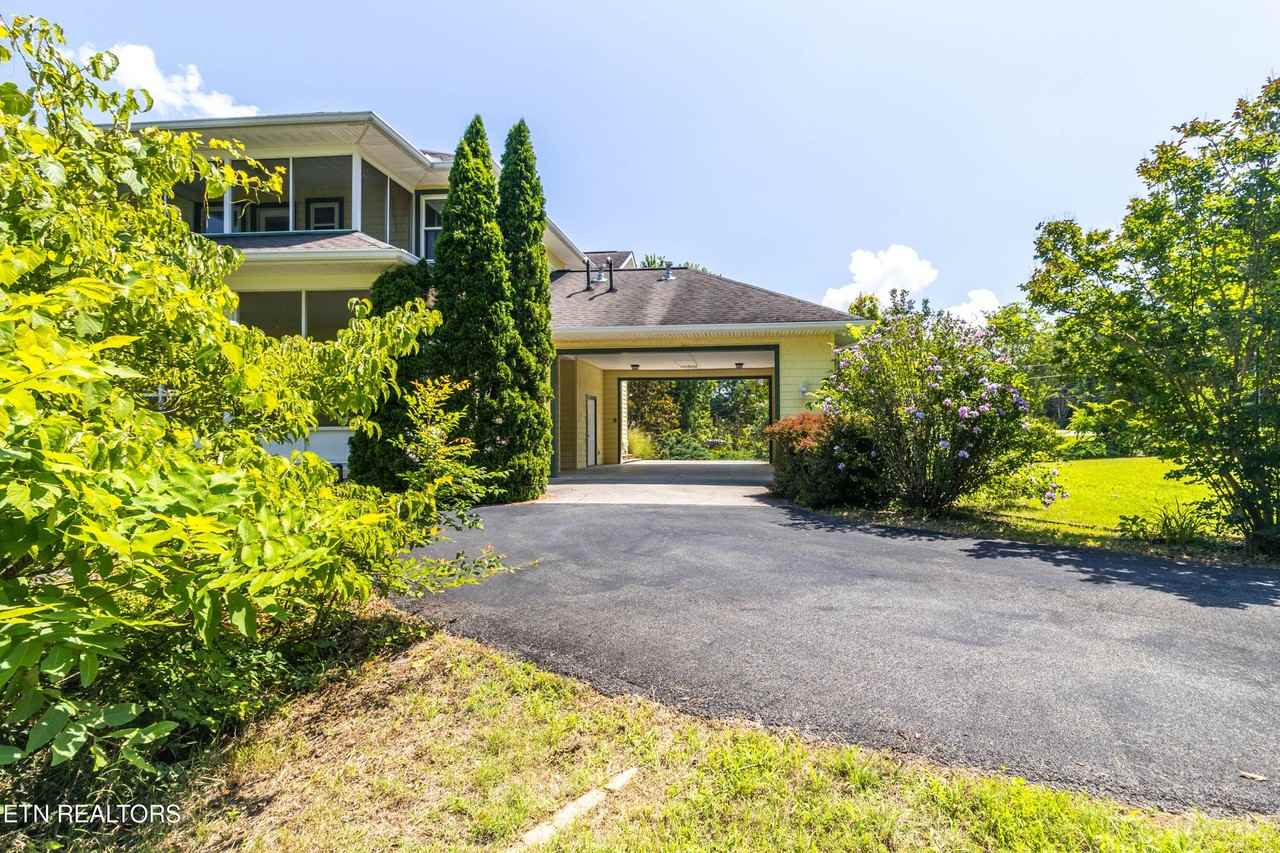 2084 Allenridge Dr - Photo 7 of 50