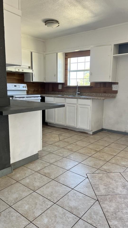 1716 E Dartmouth St Apt B #B - Photo 2 of 7