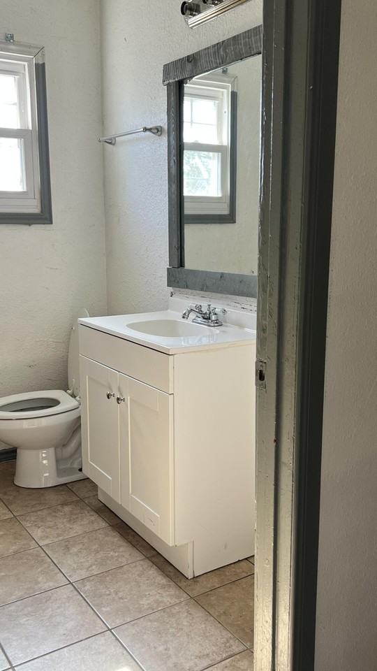 1716 E Dartmouth St Apt B #B - Photo 5 of 7