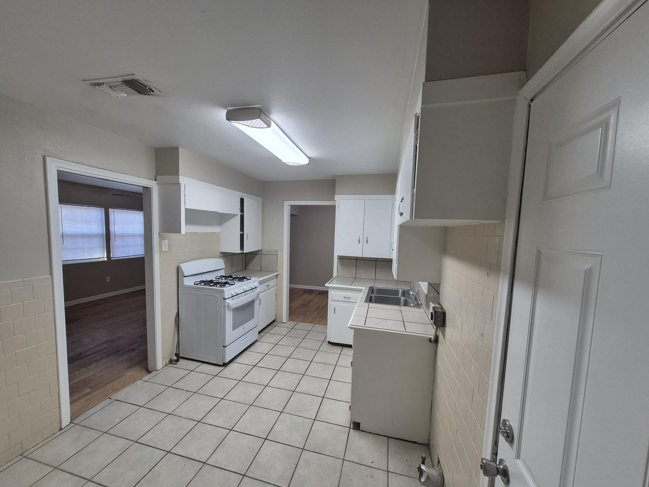 5403 Avenue B - Photo 6 of 15