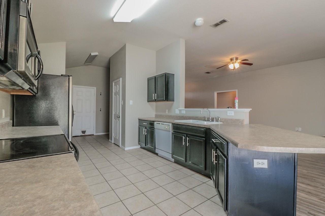 6808 88th St - Photo 4 of 17