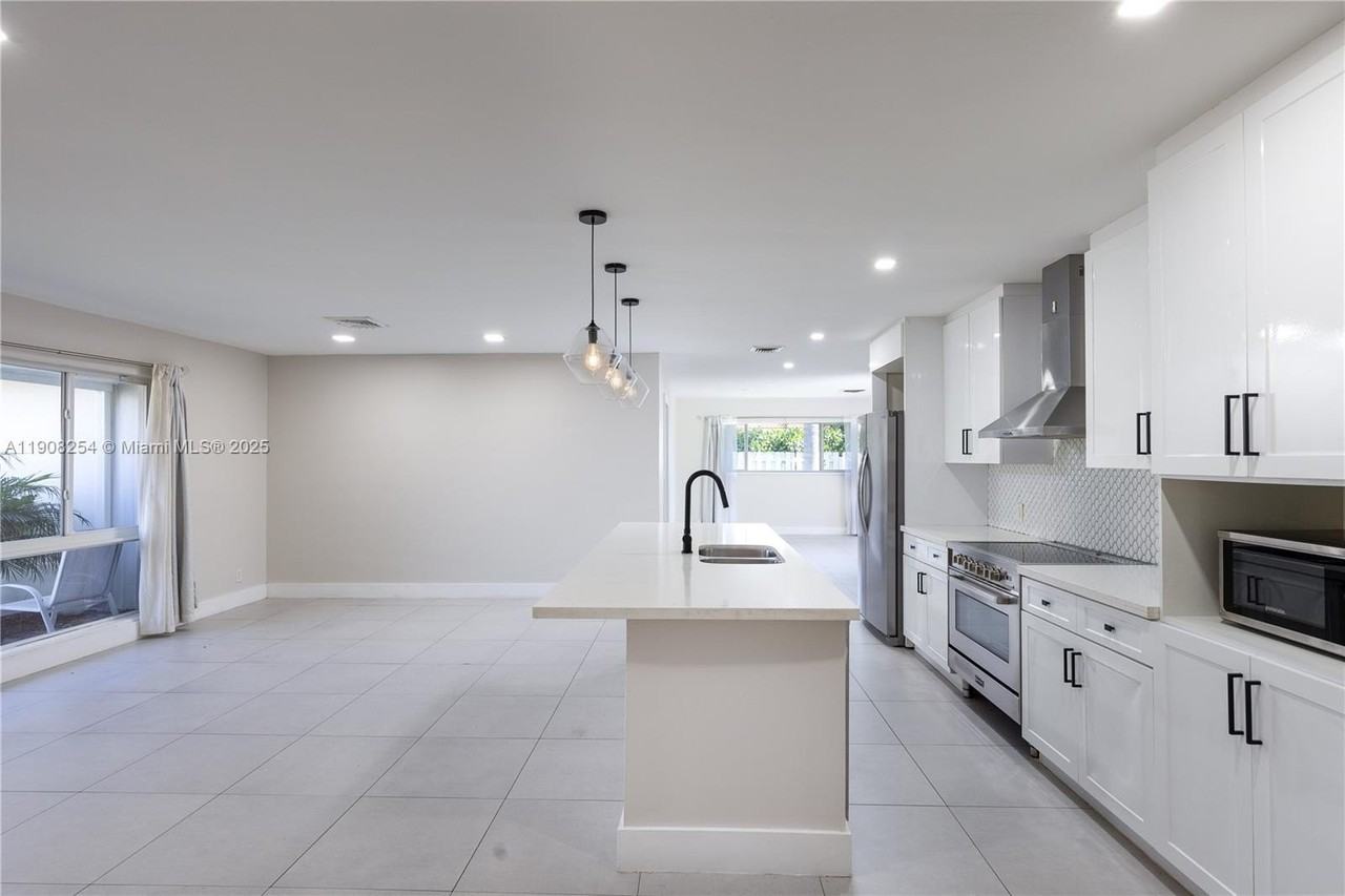 4430 Ne 28th Ter #0 - Photo 3 of 22