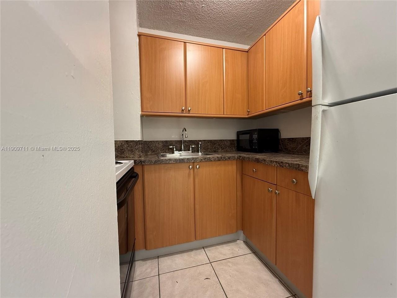 2920 Sw 28th Ter #302 - Photo 6 of 14