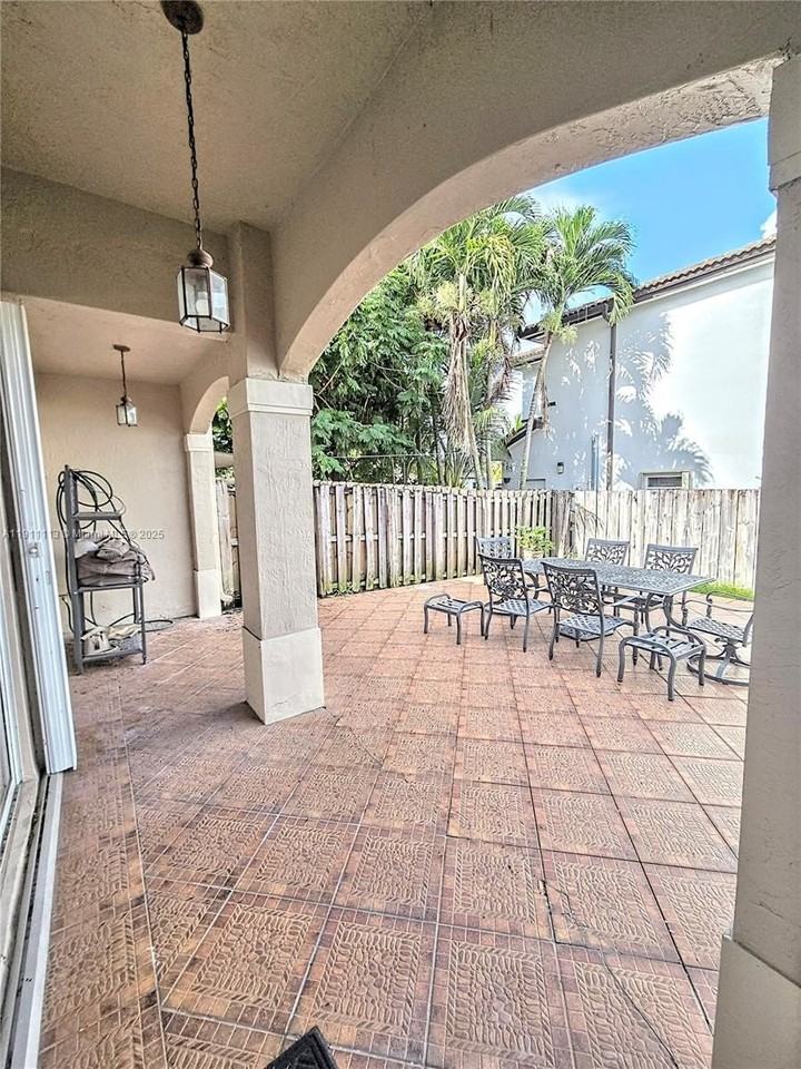 988 Sw 154th Path #0 - Photo 6 of 31