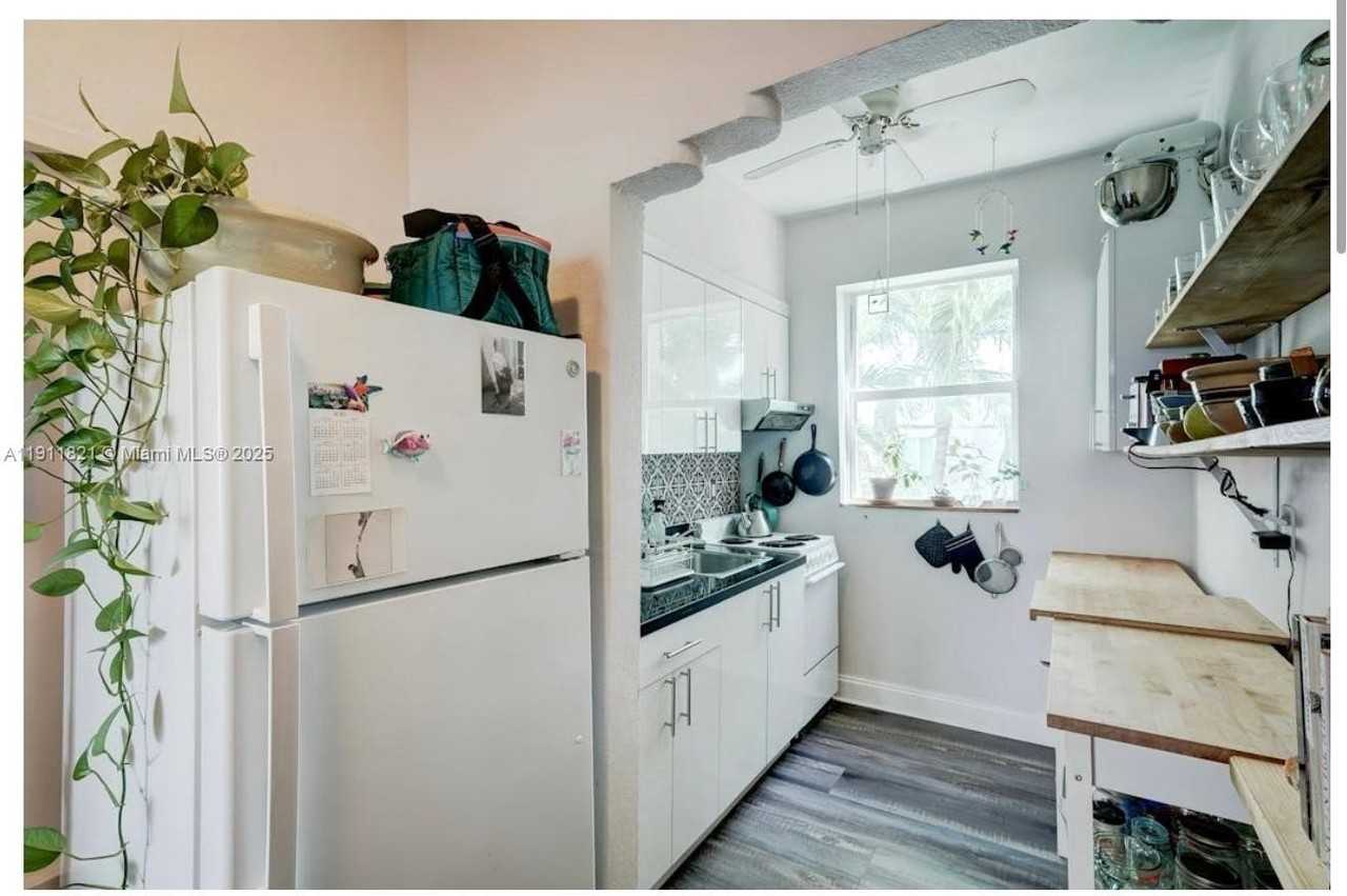 320 80th St #15 - Photo 3 of 6