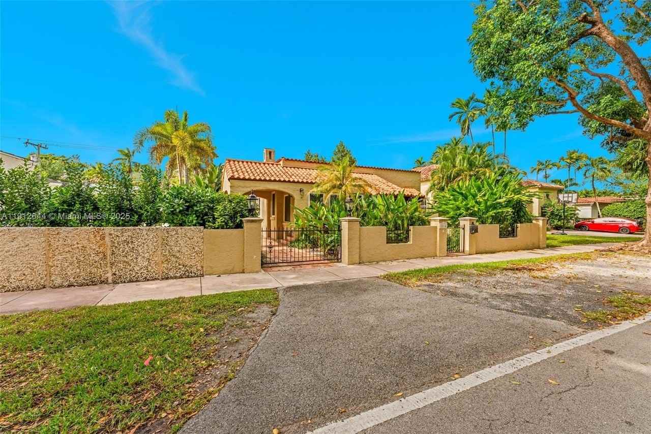 1514 Capri St - Photo 2 of 41