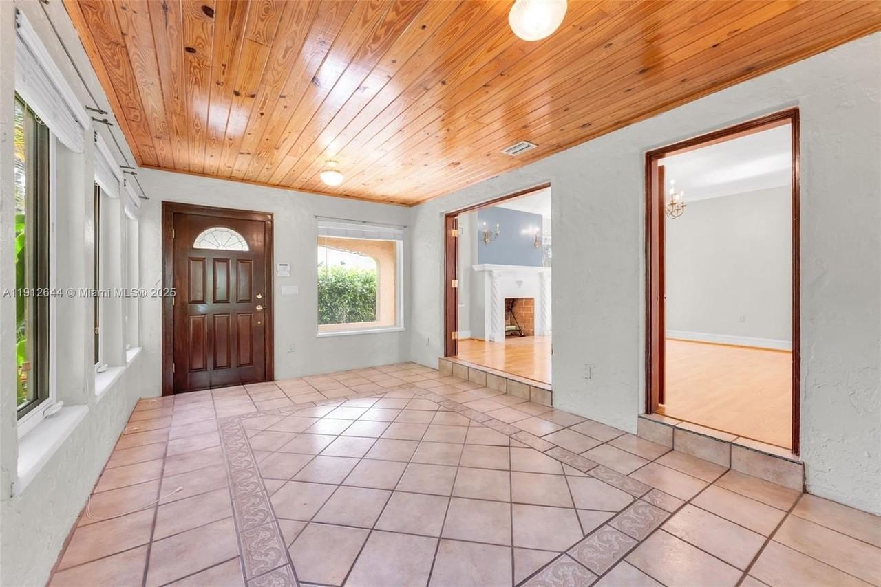 1514 Capri St - Photo 4 of 41