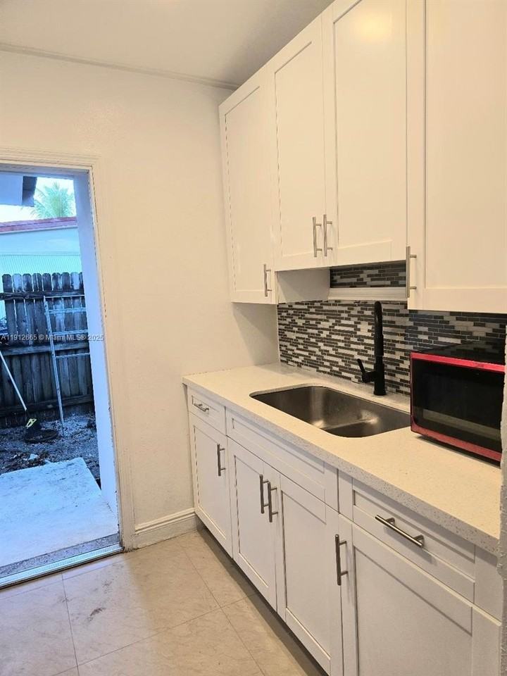 3621 Sw 47th Ave - Photo 2 of 10