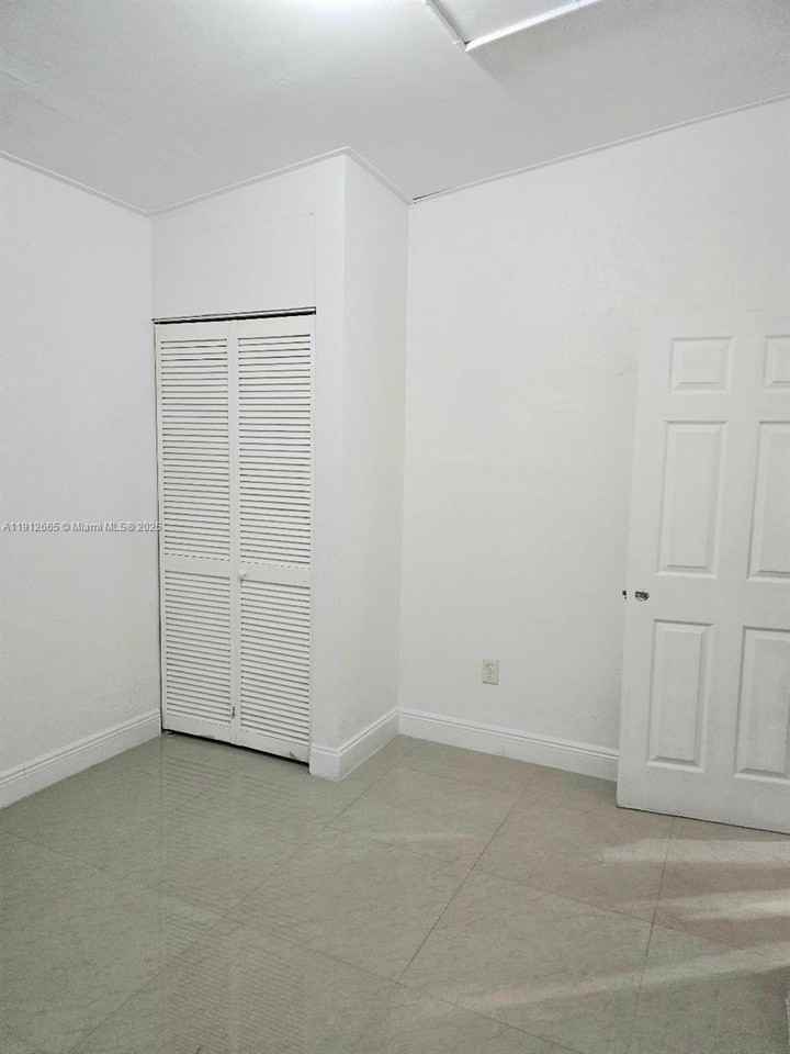 3621 Sw 47th Ave - Photo 4 of 10