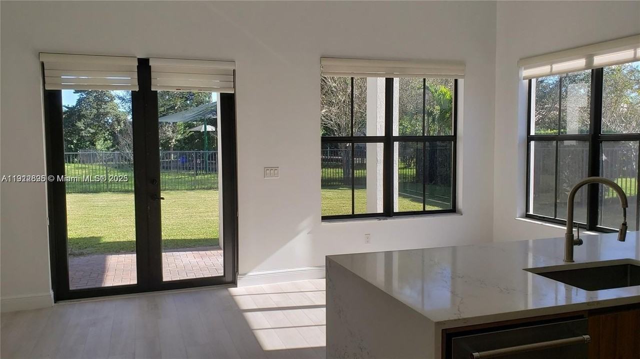 8280 Nw 28th St - Photo 5 of 9