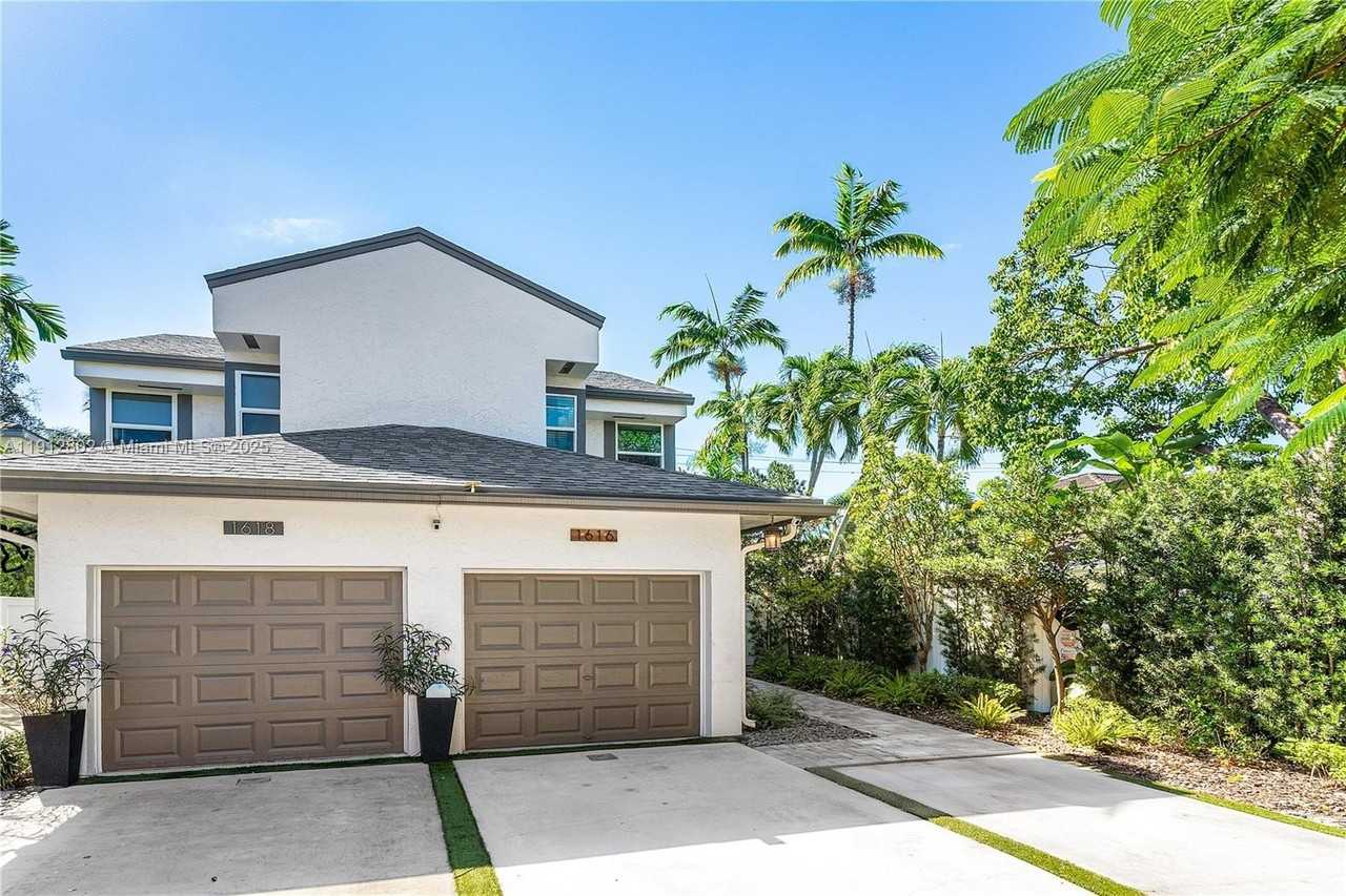 1616 Ne 5th St - Photo 3 of 32