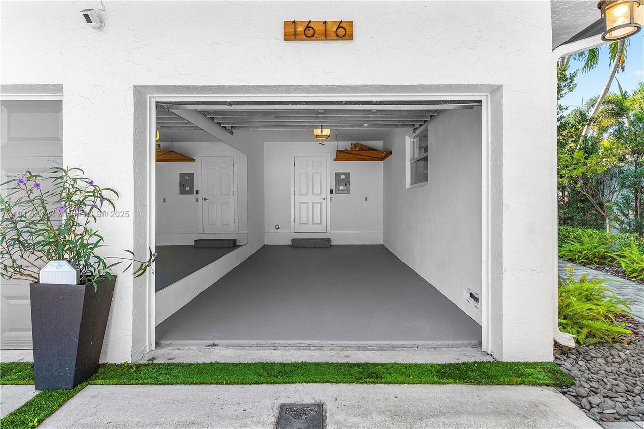 1616 Ne 5th St - Photo 4 of 32