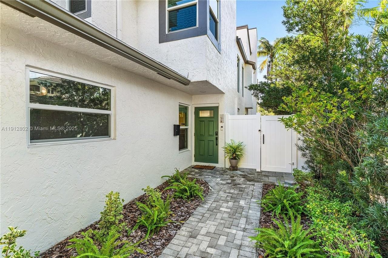 1616 Ne 5th St - Photo 5 of 32