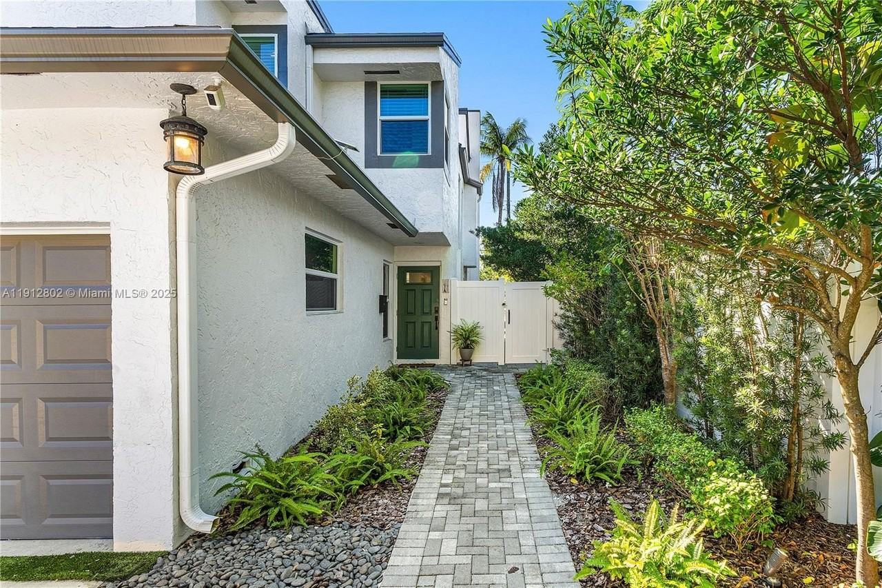 1616 Ne 5th St - Photo 6 of 32