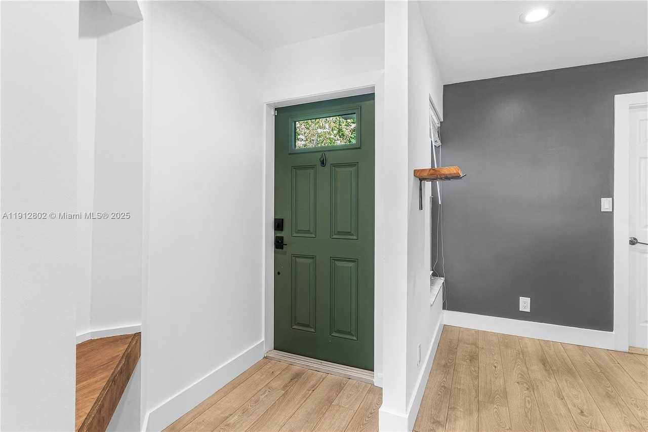 1616 Ne 5th St - Photo 7 of 32