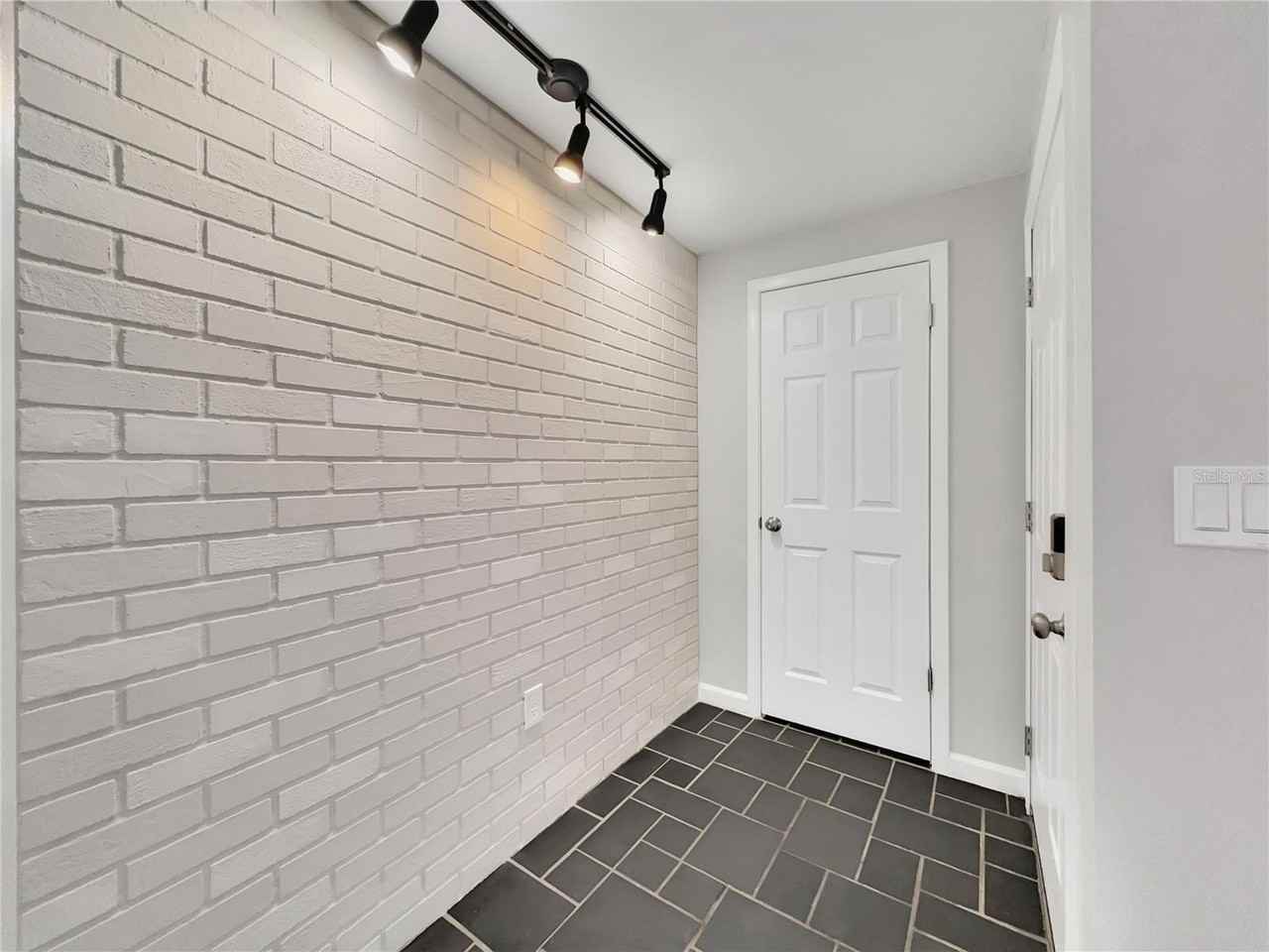 9240 Glen Moor Ln - Photo 2 of 22