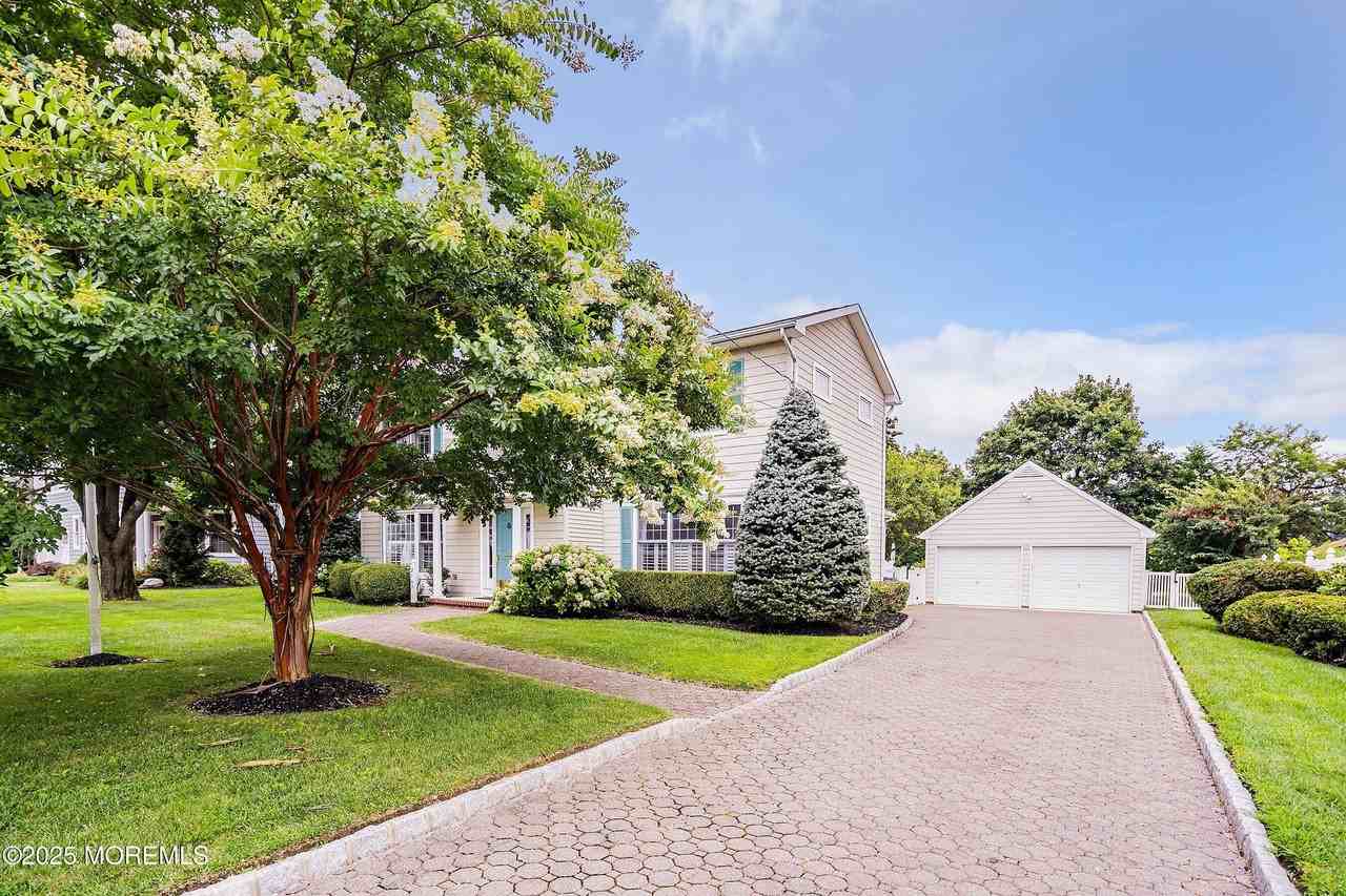 2163 Village Rd - Photo 5 of 32