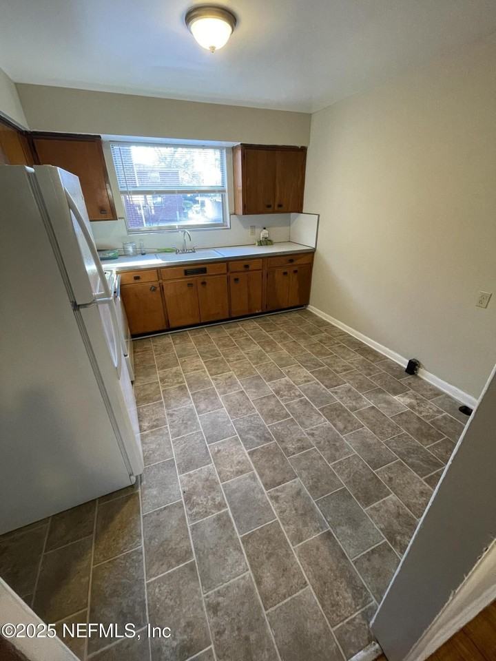 5452 Santa Rosa Way Apt 4 #4 - Photo 3 of 6