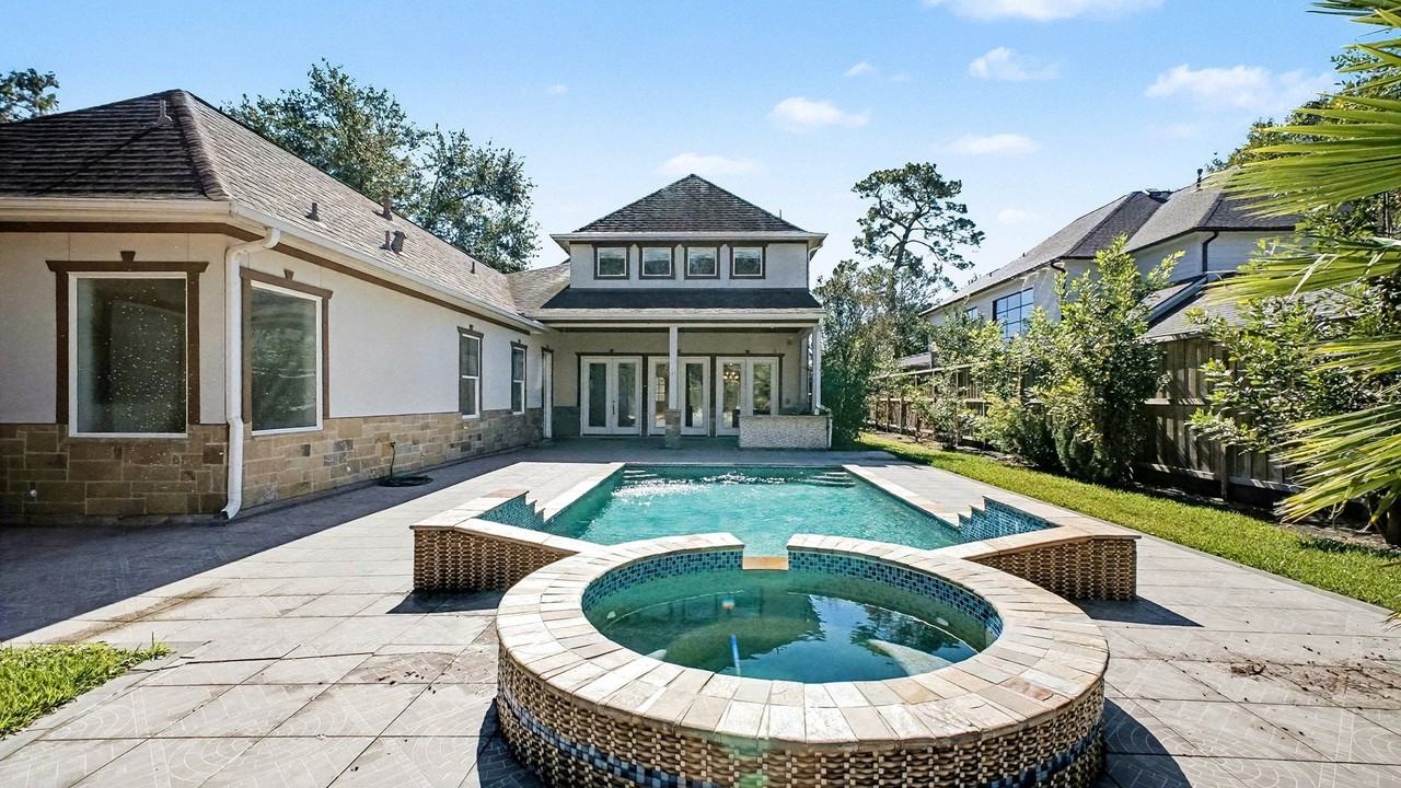 726 W 30th St - Photo 2 of 26