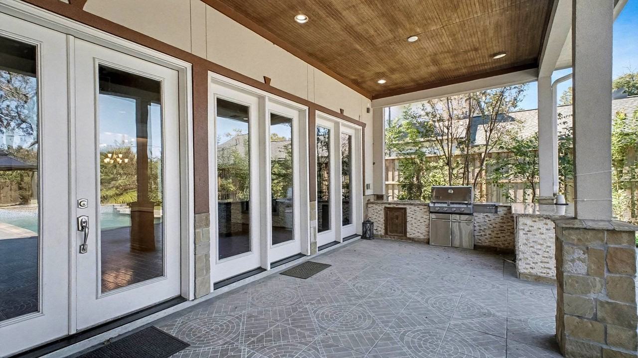 726 W 30th St - Photo 3 of 26