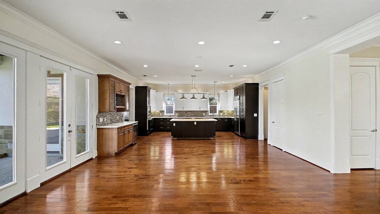 726 W 30th St - Photo 4 of 26