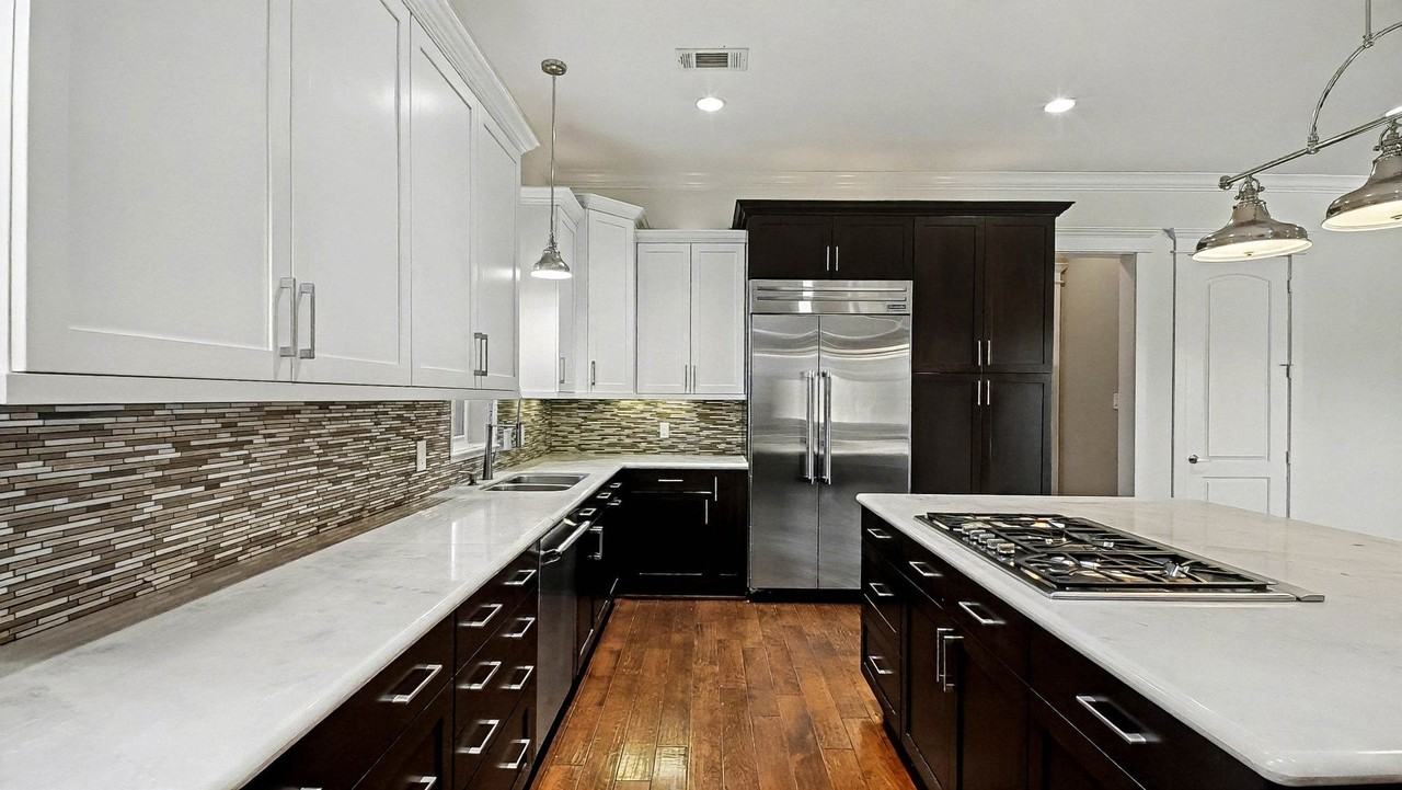 726 W 30th St - Photo 5 of 26