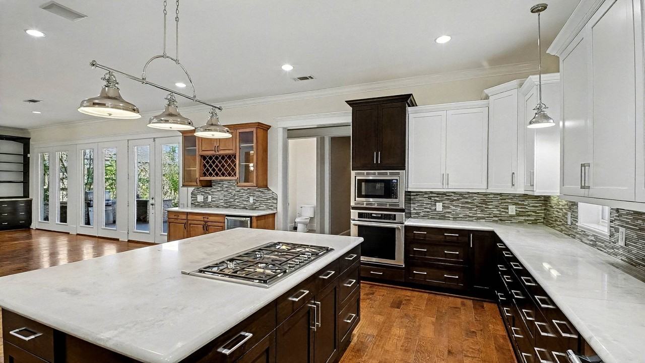 726 W 30th St - Photo 6 of 26