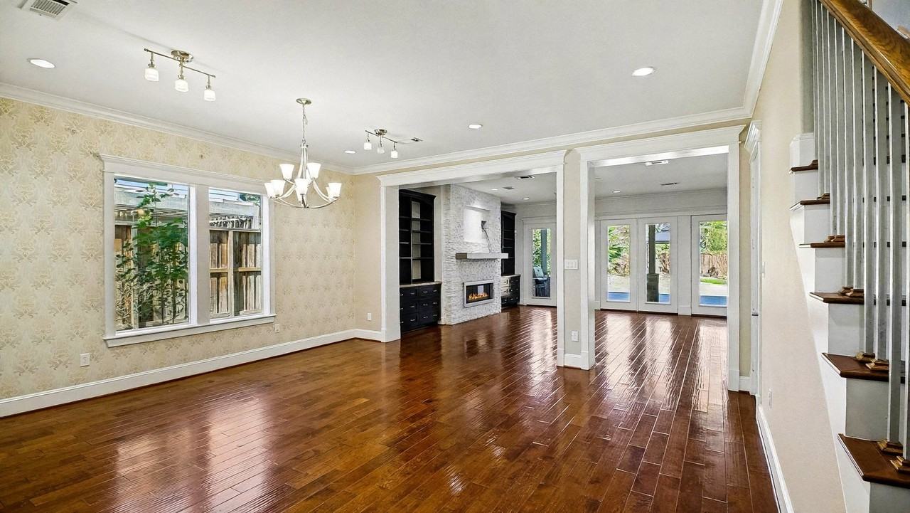 726 W 30th St - Photo 7 of 26