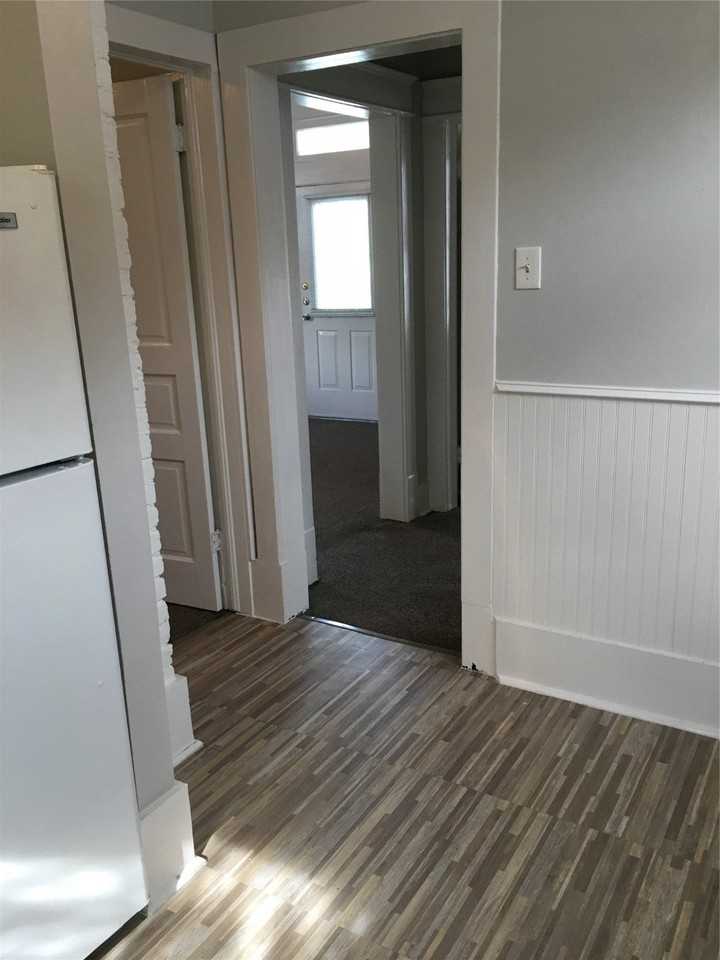 801 8th St - Photo 4 of 10