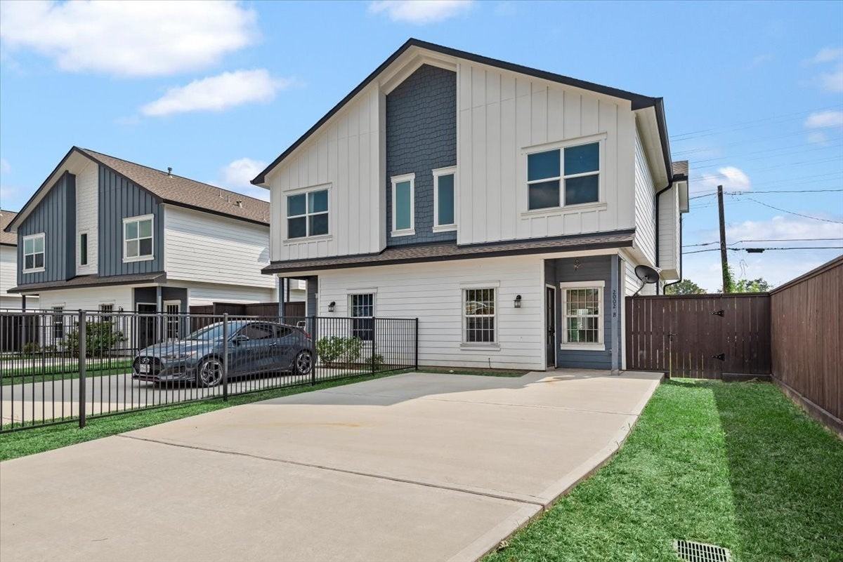 2002 Lynnfield Unit B Street - Photo 3 of 34