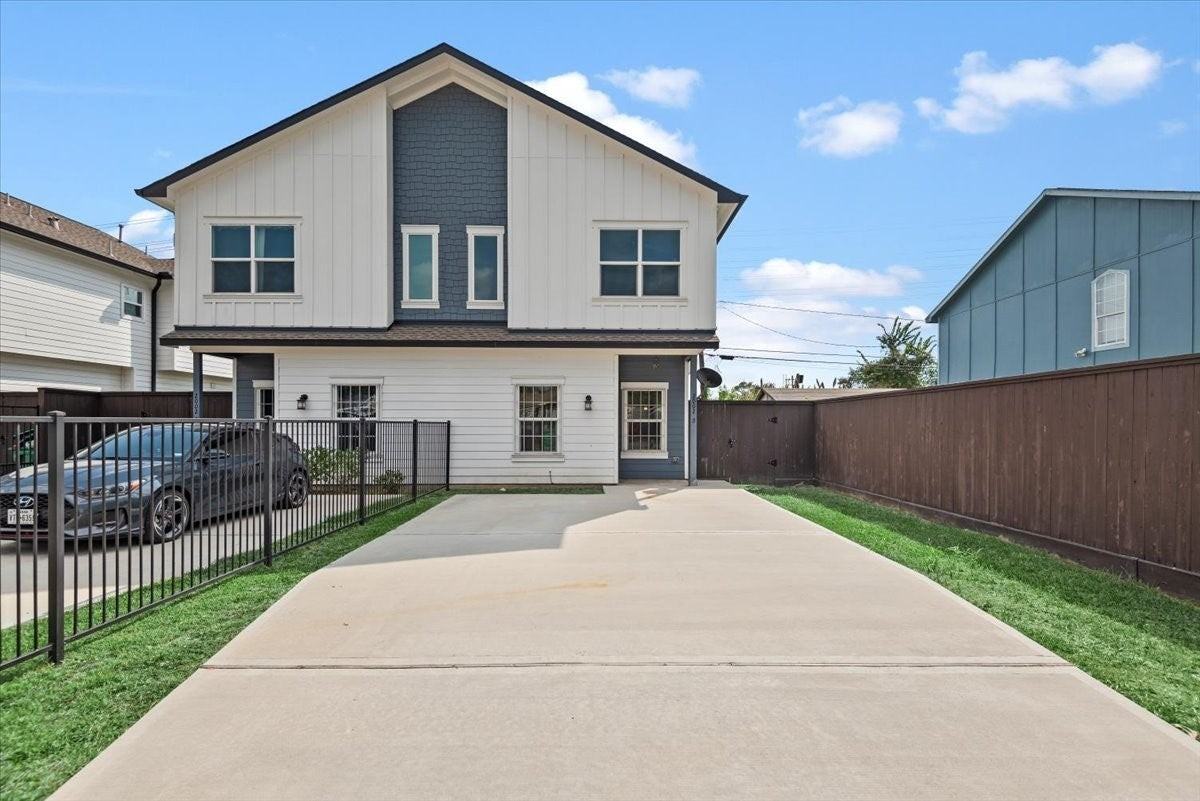 2002 Lynnfield Unit B Street - Photo 4 of 34