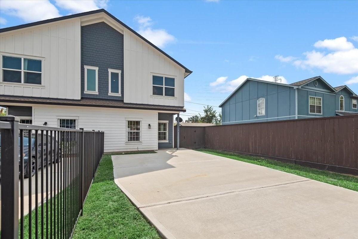 2002 Lynnfield Unit B Street - Photo 5 of 34