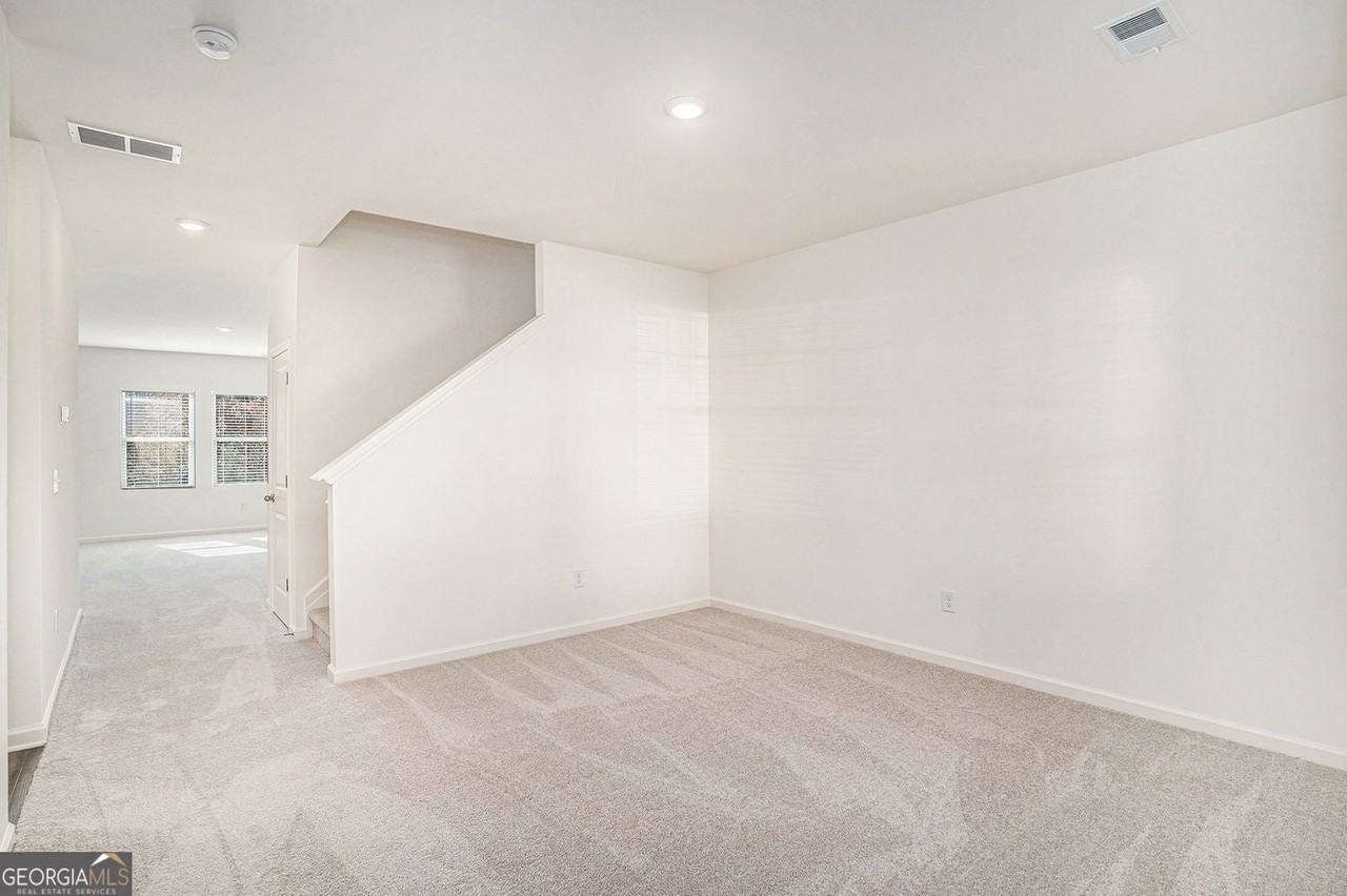 7650 Saffron Ave - Photo 5 of 36