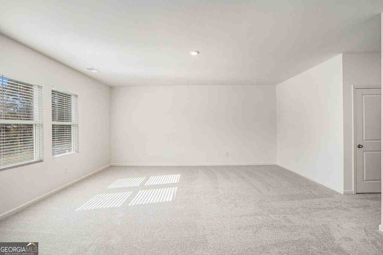 7650 Saffron Ave - Photo 6 of 36